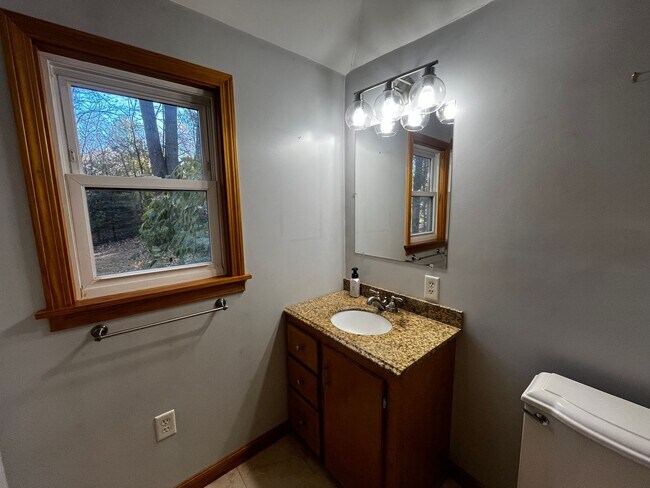 Building Photo - Charming 2 Bedroom Home