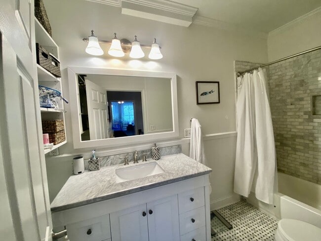 Building Photo - SPACIOUS 3 BED BROWNSTONE with PARKING, YARD and 2 DECKS!