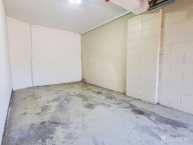 Building Photo - 65 Diamond Ln