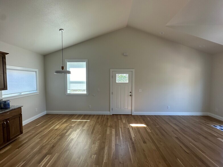 Living dining room space - 918 N El Paso St