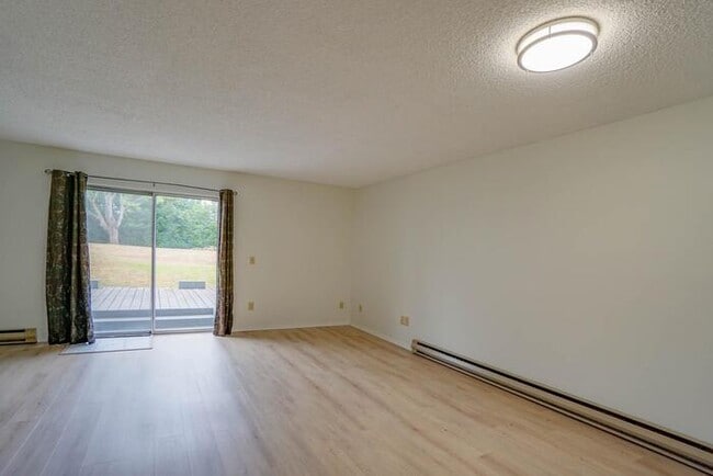 Building Photo - THREE BEDROOM TOWN HOME WITH GARAGE IN HAZEL DELL