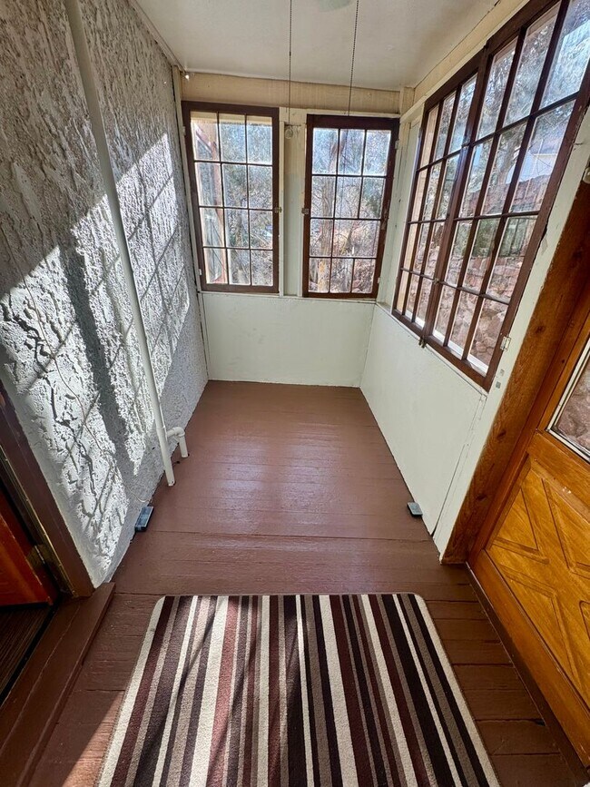 Building Photo - Cave Ave