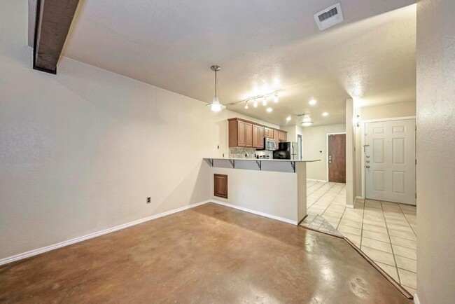 Building Photo - 7211 Lakewood Dr