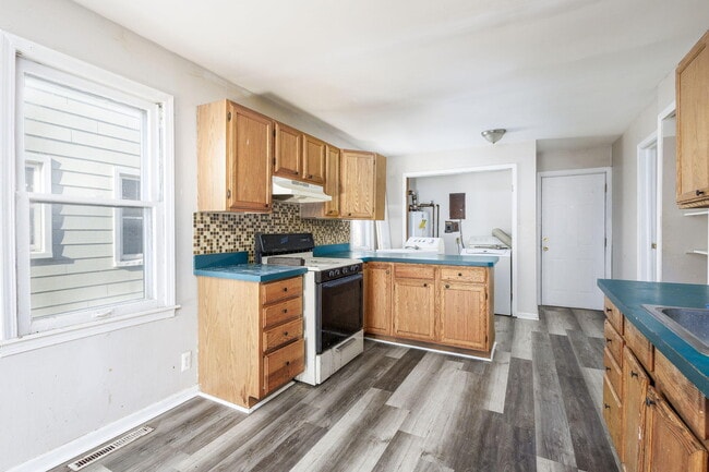 Building Photo - 621 E Meyers Ave