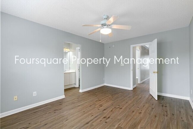 Building Photo - Townhome | Screened Back Porch | Back Pati...