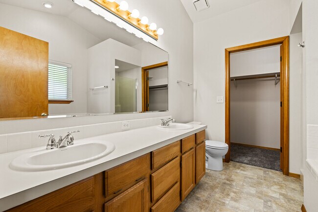Building Photo - 5415 N Noble Fir Ave