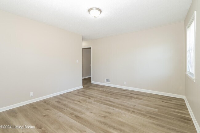 Building Photo - 1136 Lone Oak Ave