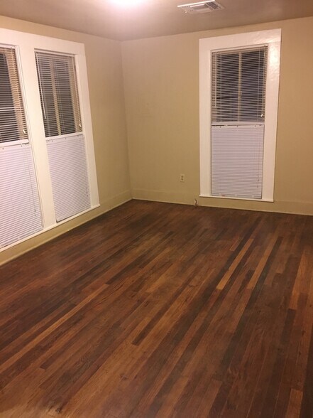 Large living room - 208 Muller St