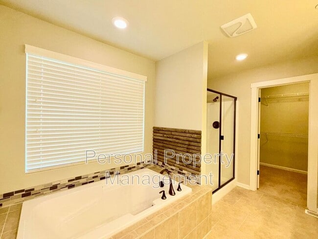 Building Photo - 3623 NE Sitka Dr