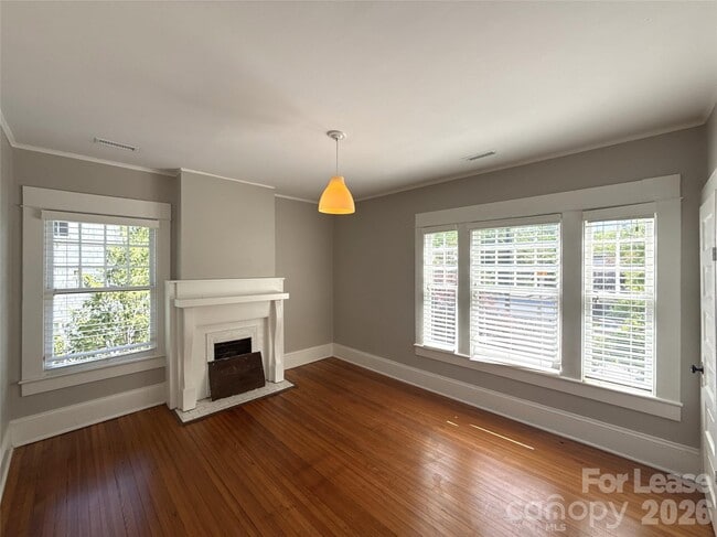 Building Photo - 421 Hawthorne Ln