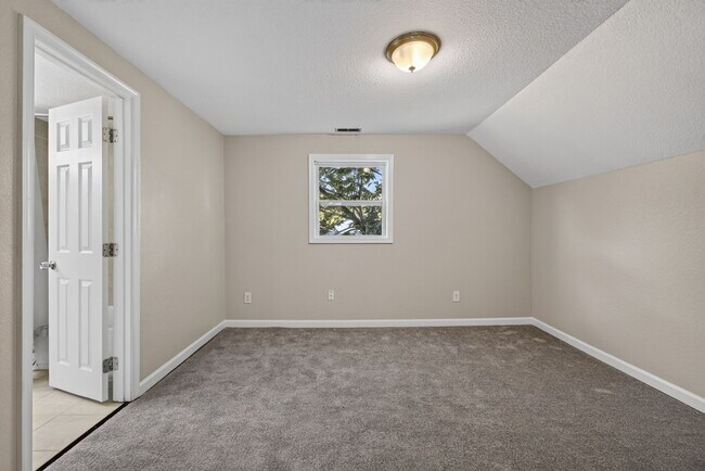 Building Photo - 1065 Lindenwood Ave