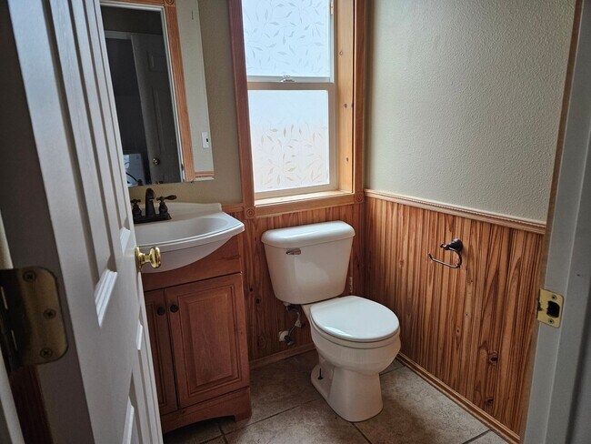 Building Photo - Spacious 4 bedroom, 2 1/2 bath House