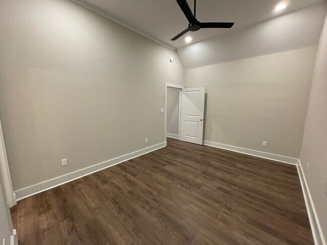 Building Photo - Savannah Square - 3BR/3BA For Rent
