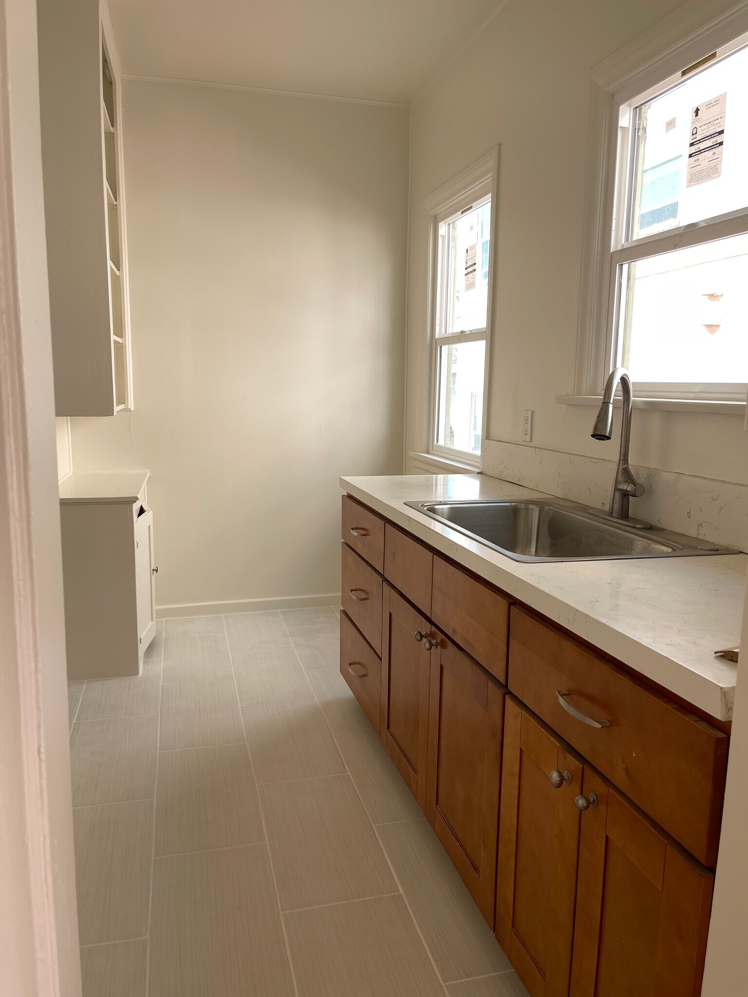 Building Photo - 129 1/2 N Kenmore Ave