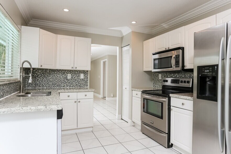 Building Photo - 9842 Spanish Isles Dr