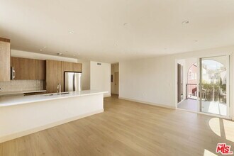 Building Photo - 738 N Vendome St