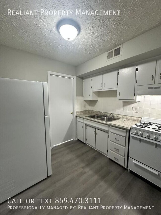 Building Photo - 208 Lakeshore Dr