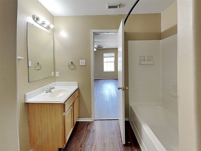 Building Photo - 8915 Chisholm Wood Ln
