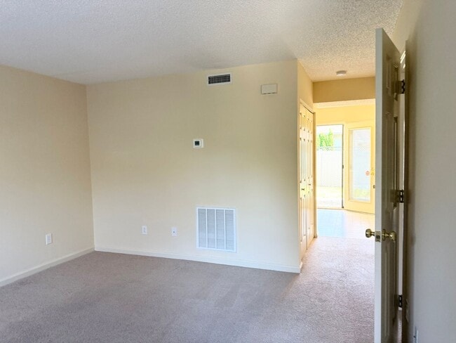 Building Photo - Private 2BD/1.5BA Townhouse in Prime NW Hi...