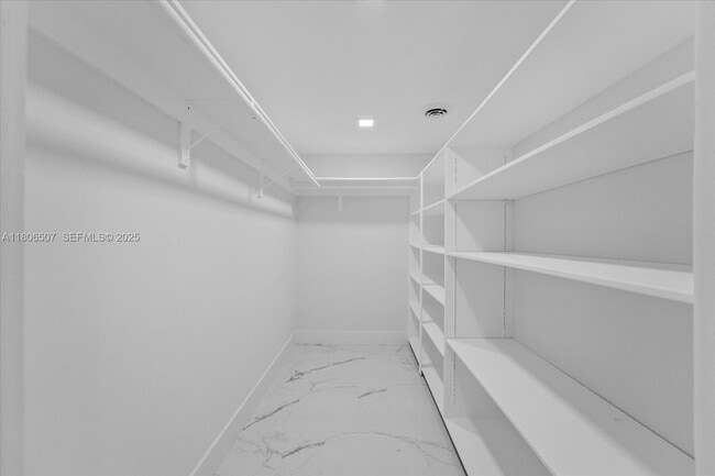 Building Photo - 112 E 1st Ct