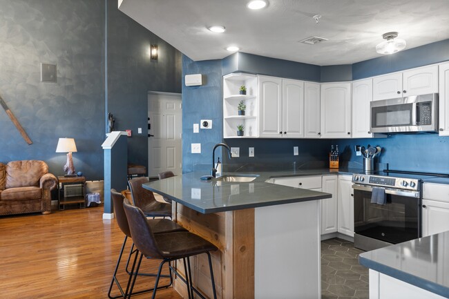 Building Photo - 8120 Stonegate Dr