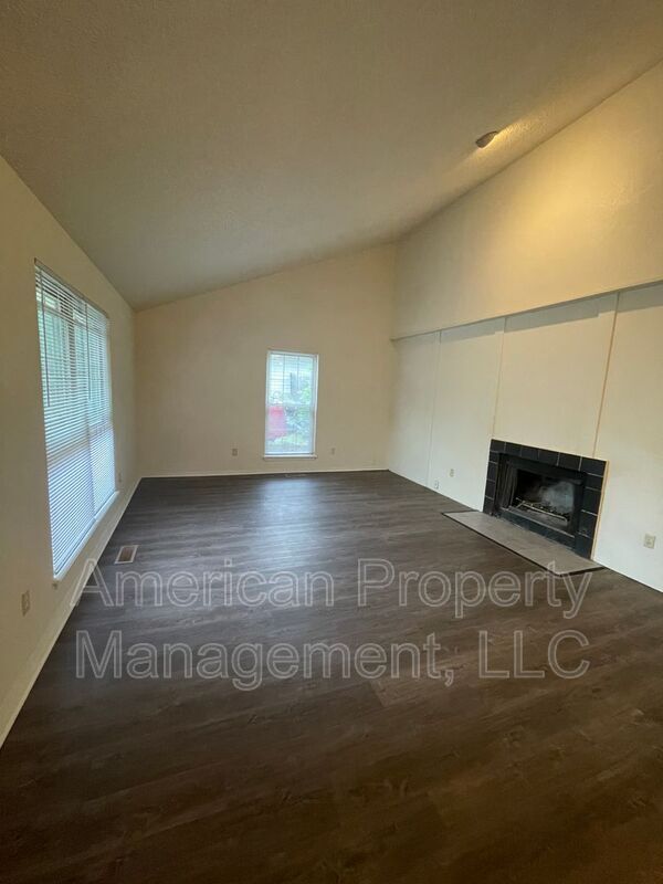 Building Photo - 4405 S Gum Ave