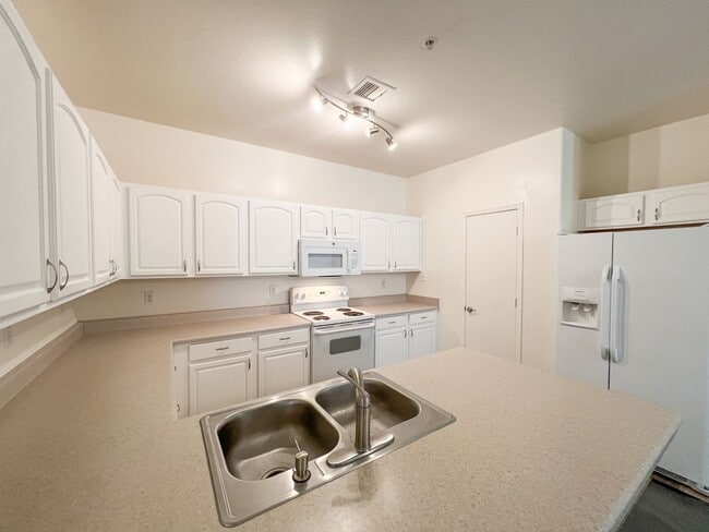 Building Photo - TOWNHOME - COTTONWOOD - HOA Cottonwood Square Commons