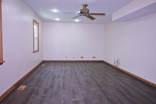 Building Photo - 2022 Redwood Dr