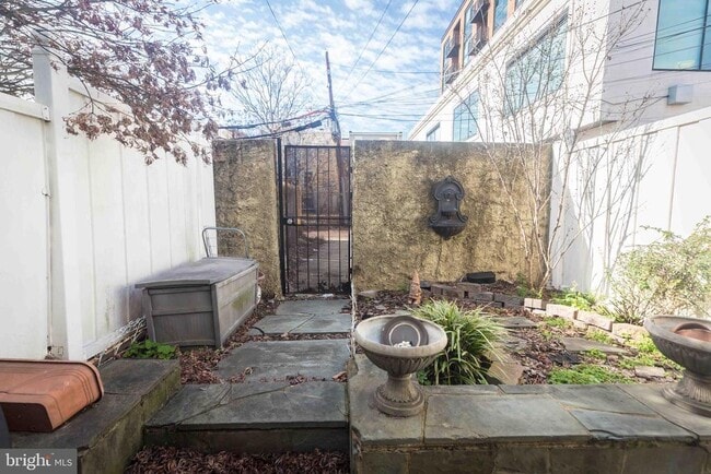 Building Photo - 730 6th St NE