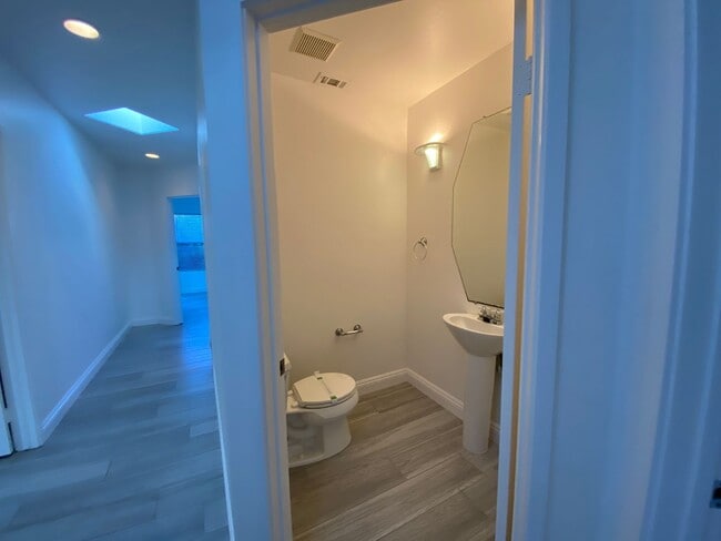 Building Photo - 4594 Cove Dr