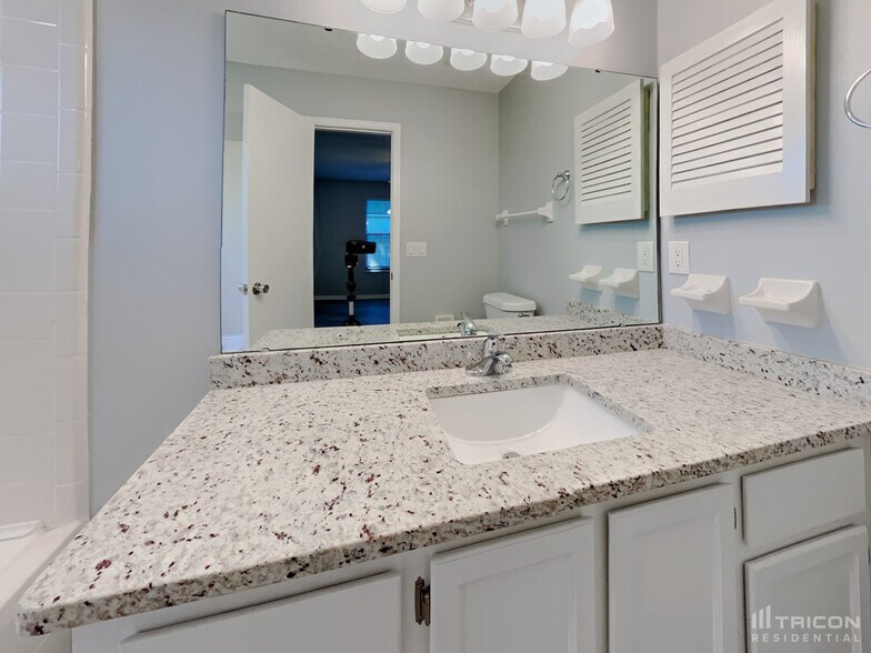 Building Photo - 1707 Ashwood Cir