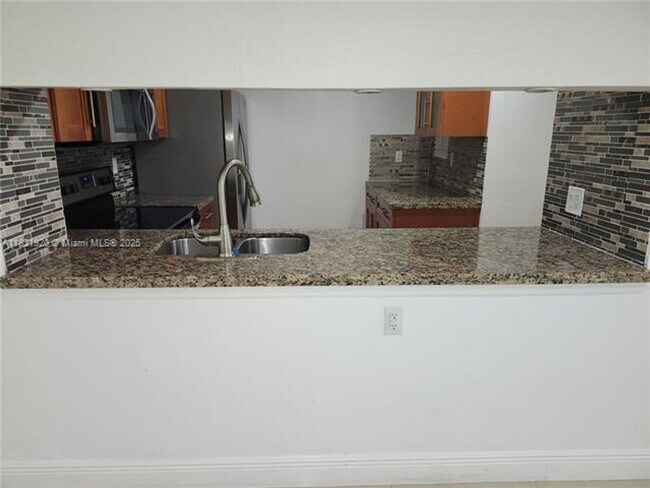 Building Photo - 1621 Collins Ave