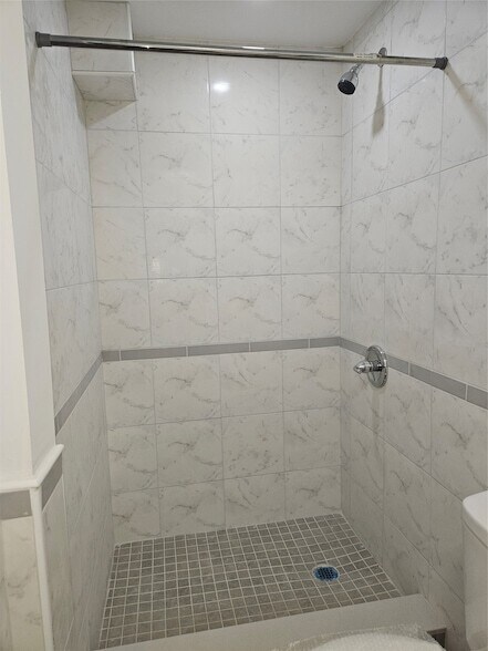 Building Photo - 120 Henry St