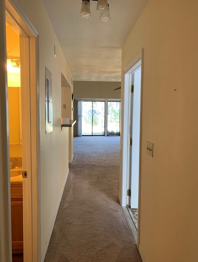 Building Photo - Charming 2 bedroom 2 bath Townhome