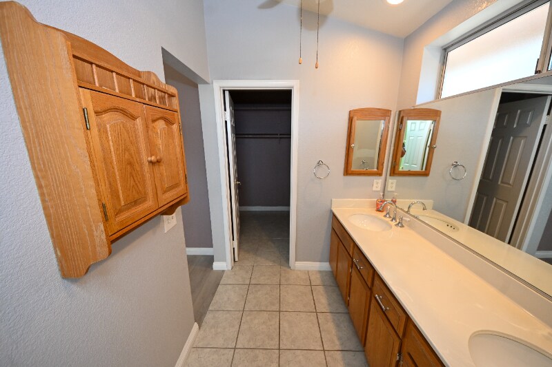 Building Photo - 25708 Oak Ct