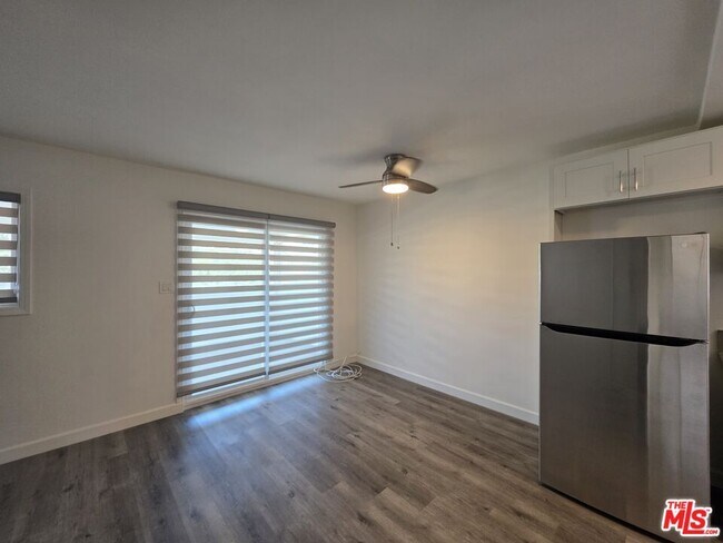 Building Photo - 10734 Palms Blvd