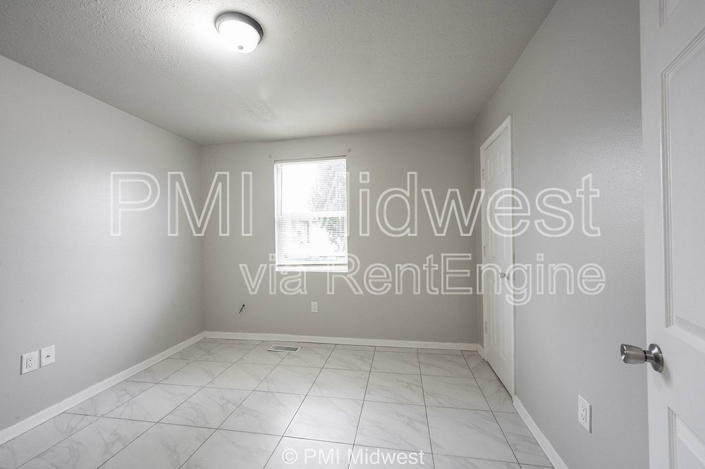 Building Photo - 3014 W 10th St