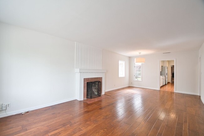 Building Photo - Spacious Four Bedroom Home in Manhattan Be...
