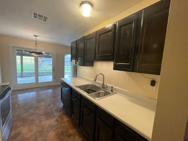 Building Photo - Nice One Story 3 bedroom 2 bath