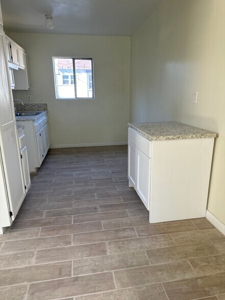 Building Photo - 2637 Kenwood Ave