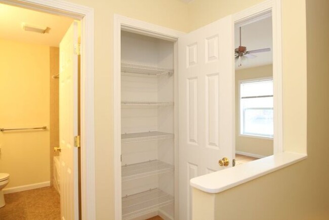 Building Photo - 404 River View Ln