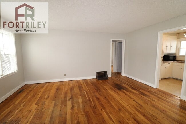 Building Photo - 530 W Elm St