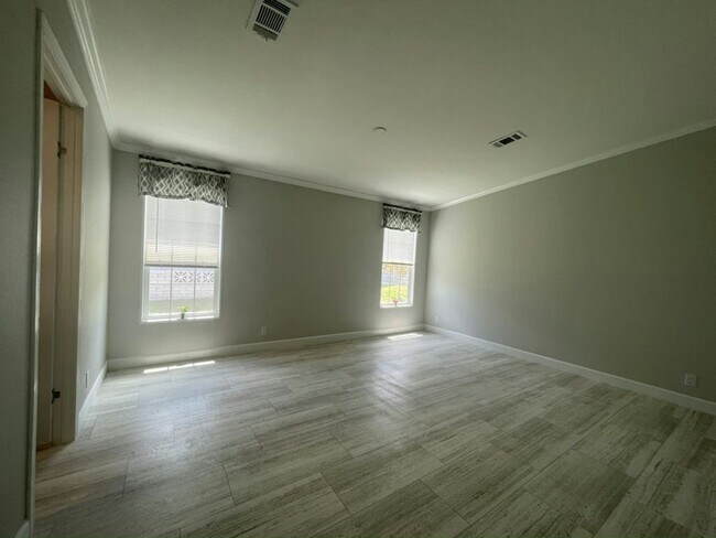Building Photo - 10792 SW 30th Ave