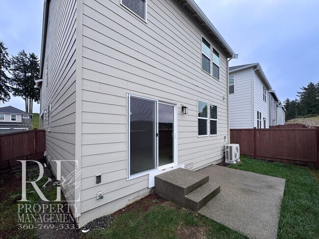Building Photo - Light-Filled Newer Bremerton Home with Loft, Fenced Yard & 2-Car Garage