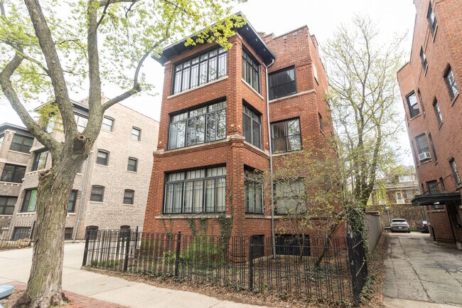 Building Photo - 901 W Ainslie St