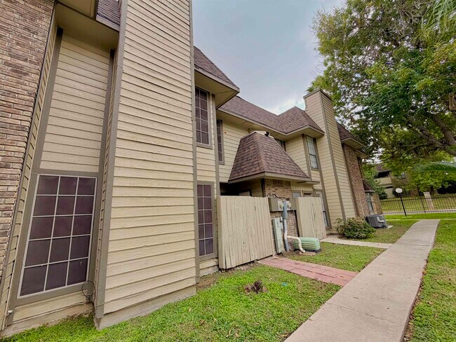 Building Photo - 200 Martingale