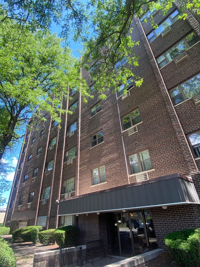 Building Photo - 4600 N Cumberland Ave