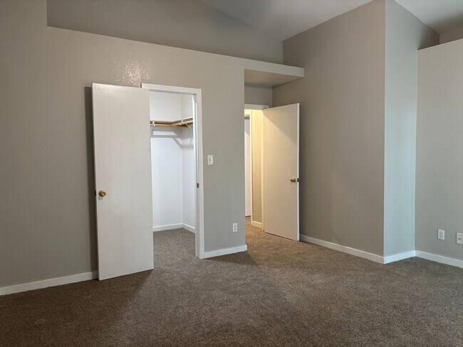 Building Photo - 3 BR home near Central High East campus, good access to HWY 99