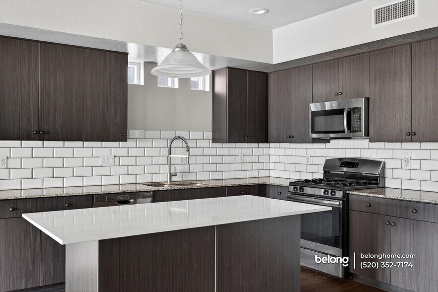 Building Photo - 864 E Park Modern Dr