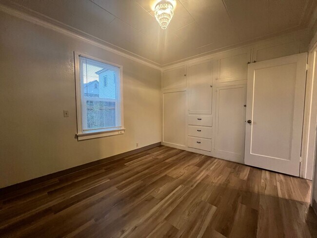 Building Photo - Cute, One bedroom duplex in Central Medford location